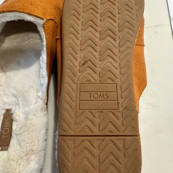 Toms suede moccasins with white fur insert size 9 women’s - Picture 7 of 7